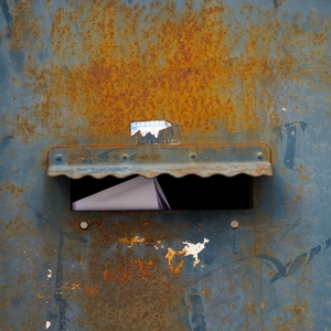 Boite aux lettres découpée dans une porte rouillée - France  - collection de photos clin d'oeil, catégorie portes